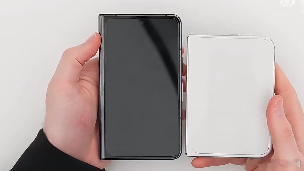 iPhone折叠屏上手以为iPhone折叠屏真机提前公布了，搞了半天又是一个机模