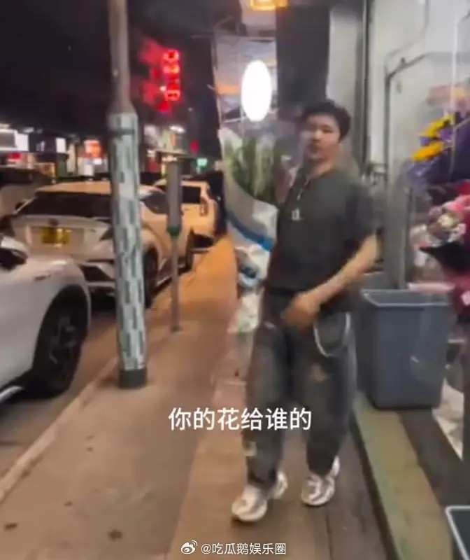 张晋带着儿子女儿给蔡少芬买花，他还透露称老婆最喜欢百合和玫瑰，看来平日里没少给蔡