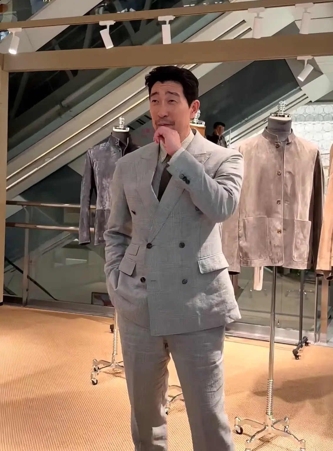 生图反差太大了？王千源这是去SKP当大佬了吧！格纹西装一上身，风衣再那么一披，雅