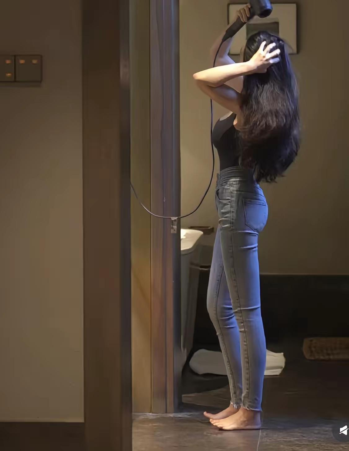 地上的毛巾是谁放的