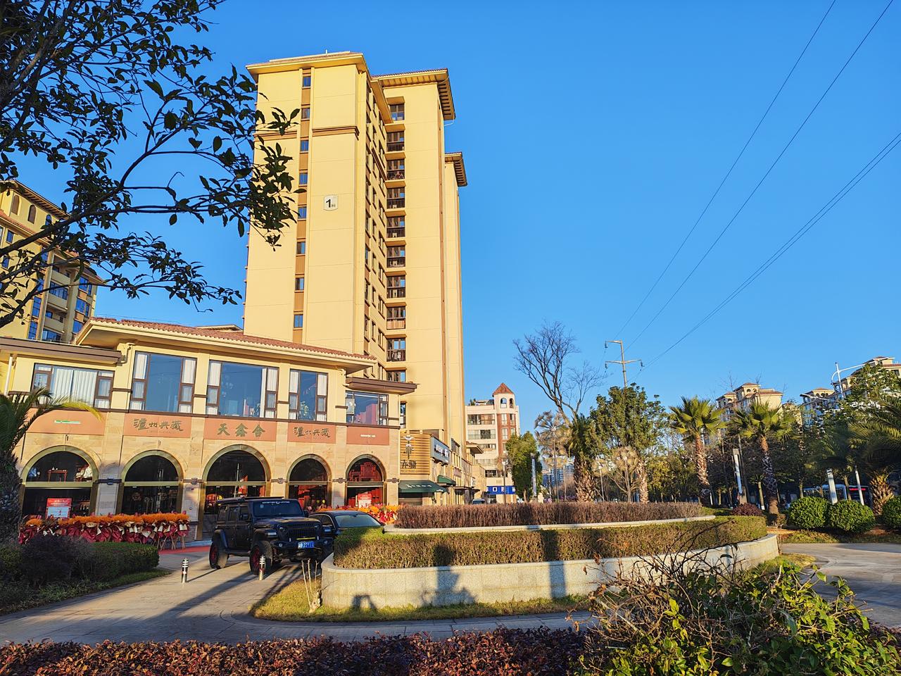 早上八点，凡是看见穿着毛绒绒的睡衣，拿着一团卫生纸急匆匆往公共厕所跑的女人，绝对