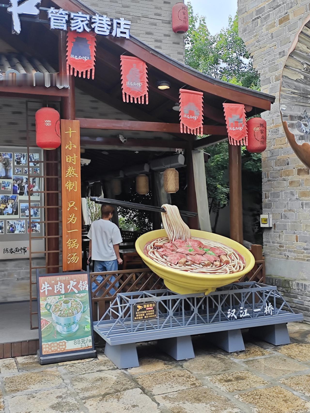 富不回乡，穷不走亲；人穷莫入众，言轻莫劝人1. 富不回乡人一旦发达有钱，