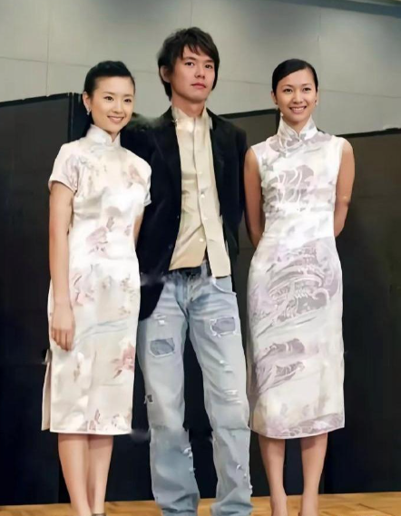 都是穿类似的旗袍，为什么董洁看上去就是比徐静蕾穿着更好看呢？明明是徐静蕾更高挑啊