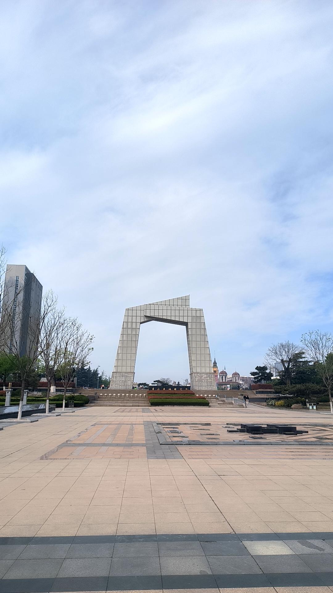 教师的欣赏标准：规范的就是好的。上临沂去看牡丹，在书法广场转了转，先认真地看