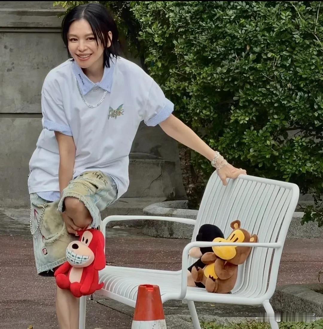 五十岁的徐若瑄，在台湾省松山文创园拍杂志，穿着一件浅蓝色的短袖，五分长牛仔裤。