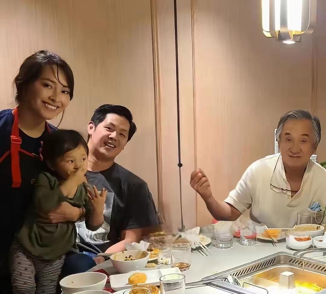 成龙大哥几代人的回忆了，传奇终将落幕。成龙大哥71岁了，如今看来确实也老了，虽