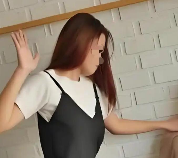 广西，一妈妈去学校接闺女回家，听说闺女被同班一个男生给欺侮了，就找过去当面训斥那