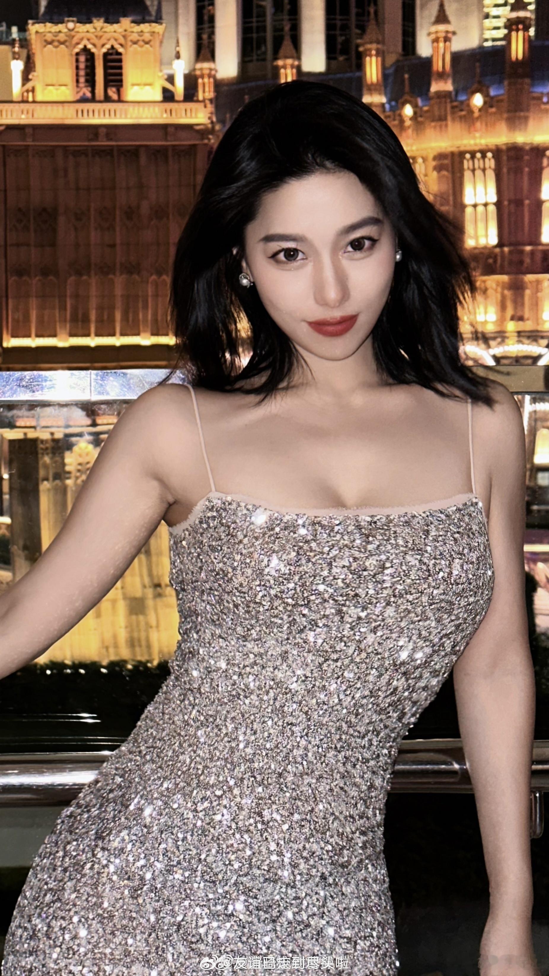 李蠕蠕收入比娱乐圈很多人高智搜告诉我李蠕蠕的年收入在1.5-2亿，2019年开始