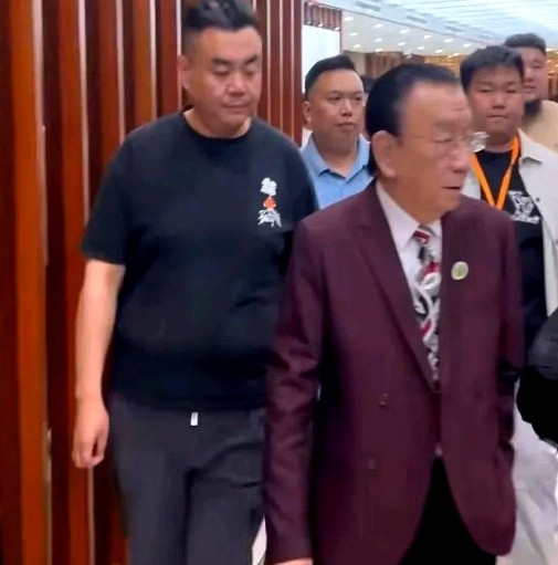 侯耀华再次霸气侧漏！这次他来到的地方，不是杨议的相声园子，而是张伯鑫的全国相声