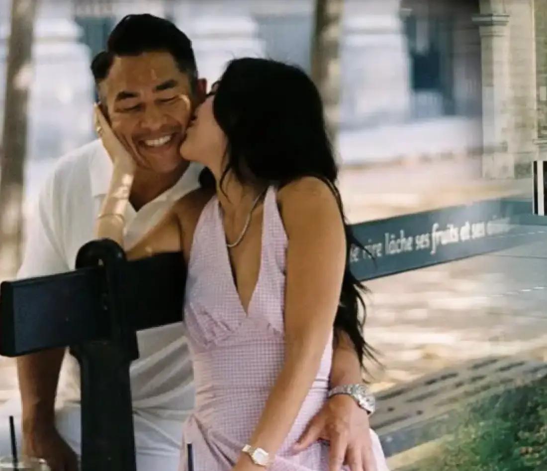 真的是毫不避讳了！何正德带新女友巴黎拍情侣写真，街头亲密亲吻氛围感拉满。据