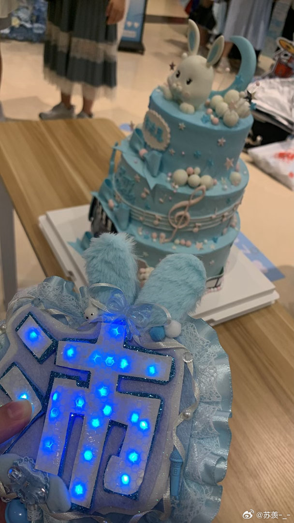 我们今天在夸伊万买的蛋糕值得3900的价格，然后旁边朋友来一句“李沛恩昨天的蛋糕