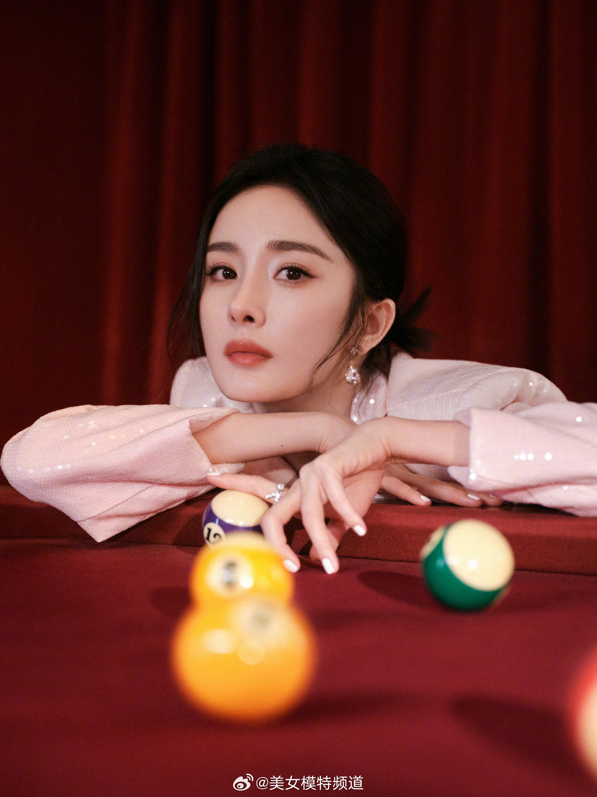 杨幂时尚写真大片粉白相间