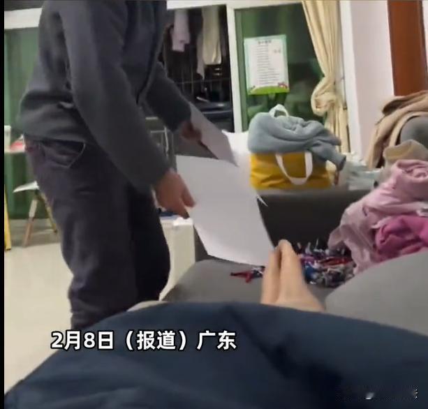 广东，一男子赶春运回家，之前妈妈患了重病，这次回来他准备投奔自己的弟弟。来到弟弟