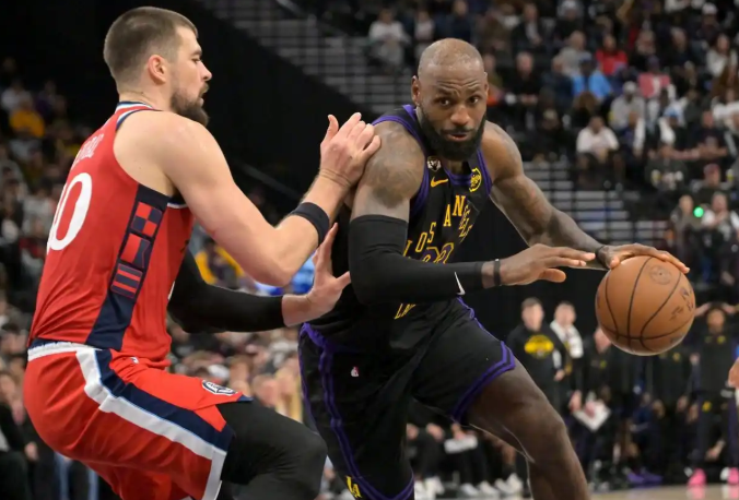 一支球队只能存在一个体系，湖人选择东契奇体系而非詹姆斯体系詹姆斯体系是一星四射