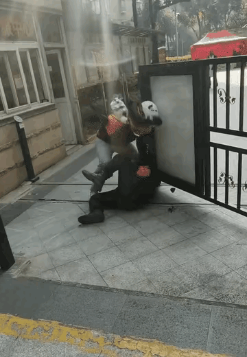 打赢坐牢，打输住院，不得不说，穷人何必为难穷人啊！