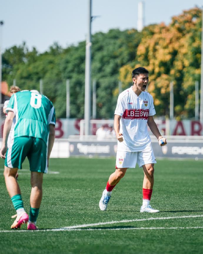 【斯图加特U19锁定小组第一，谢初筠替补登场】12月6日，德国U19联赛(1)首