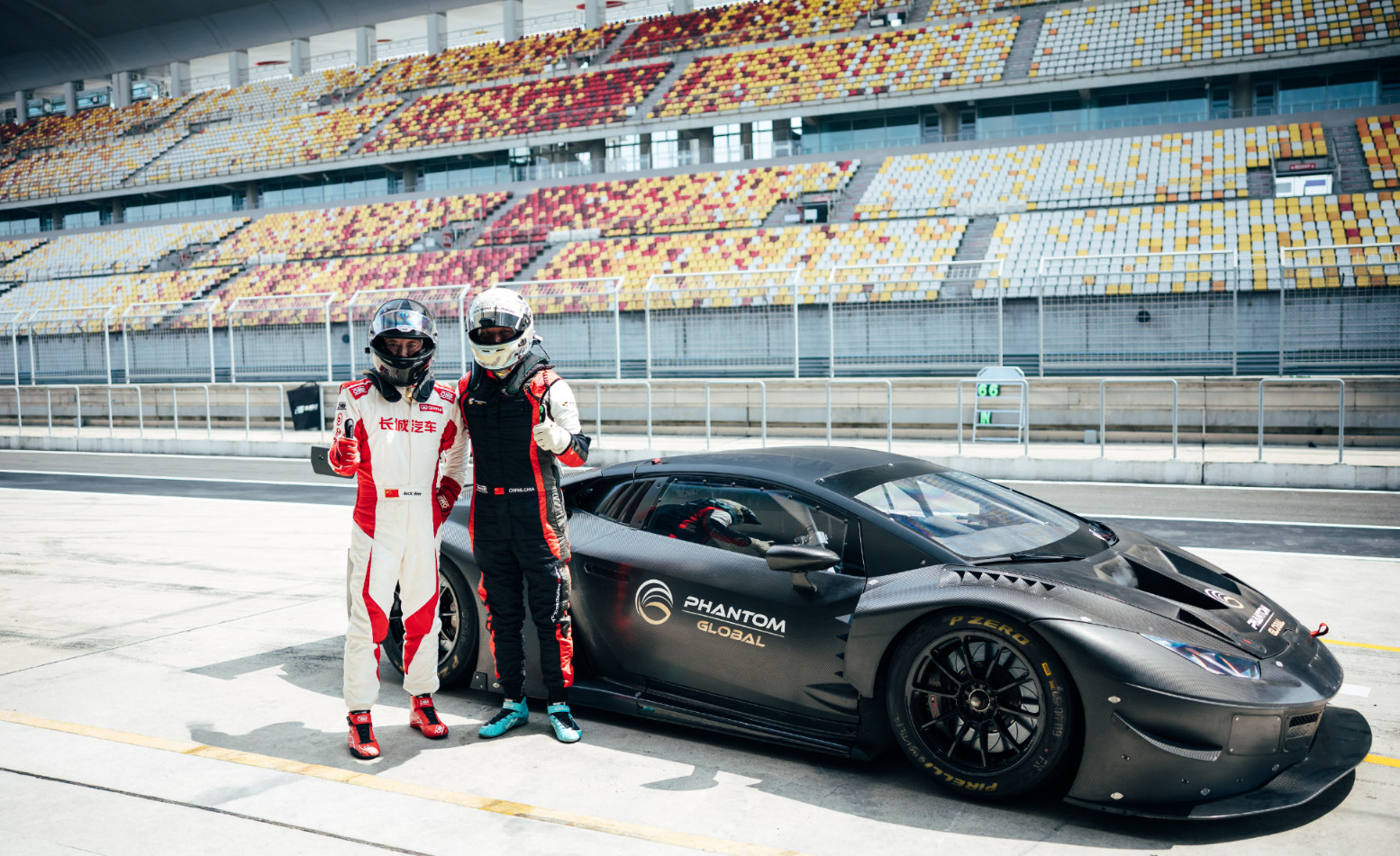 车若初见瞅瞅这是谁，魏总今儿又去赛车场了，还体验了一把GT3赛车，越野大佬为啥