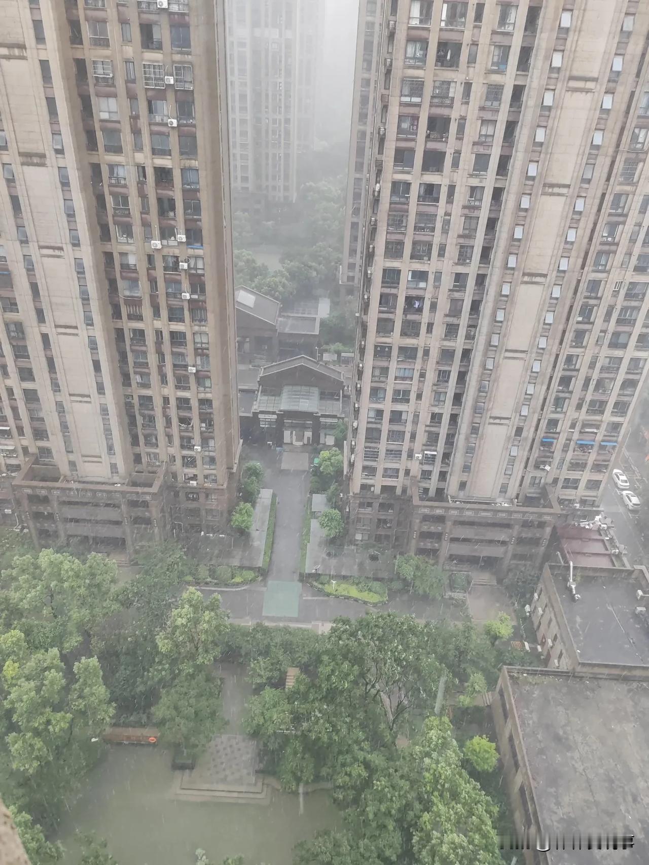 阿塞拜疆还是行动了，俄罗斯出兵4.5万人？意料之中，高加索成了下一个战场，俄