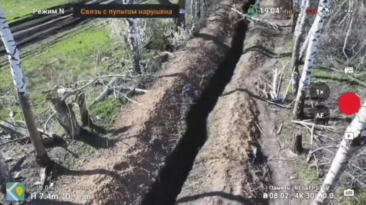 俄军一架Mavic无人机发现乌军一架光纤FPV无人机在俄军战壕上方飞行、企图实