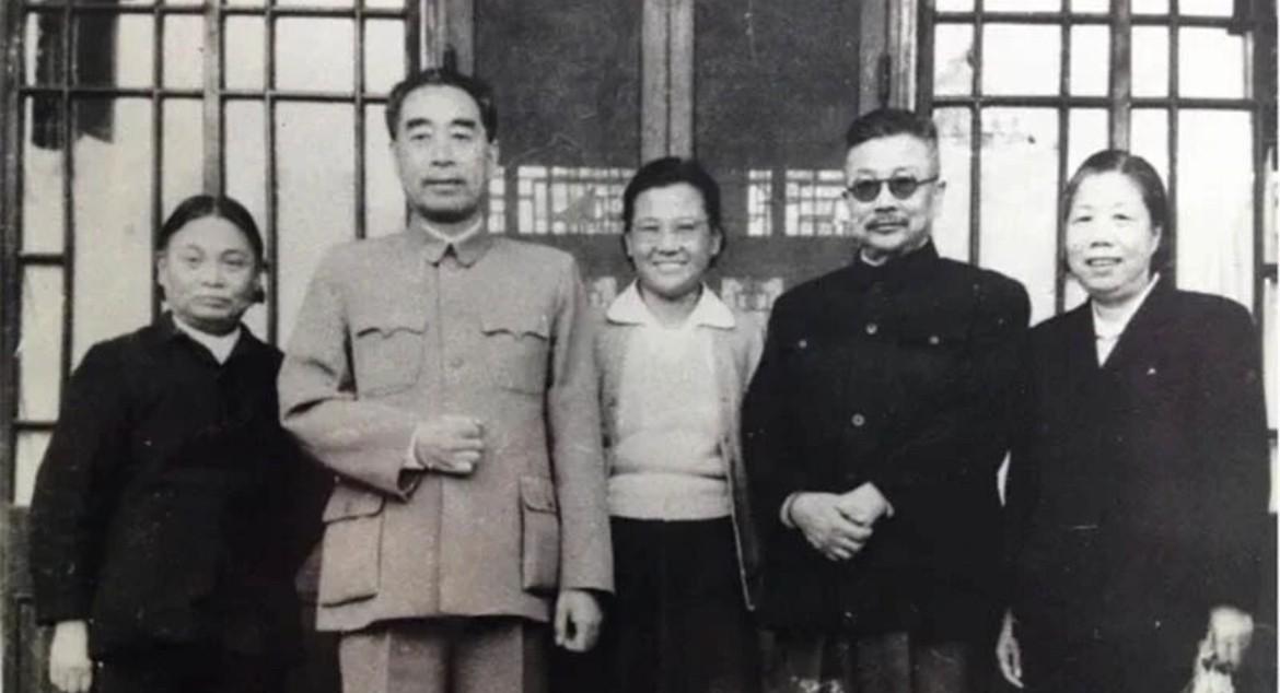 1960年，周恩来总理与邓颖超同志专程前往家中探望病中的李克农将军并合影。195