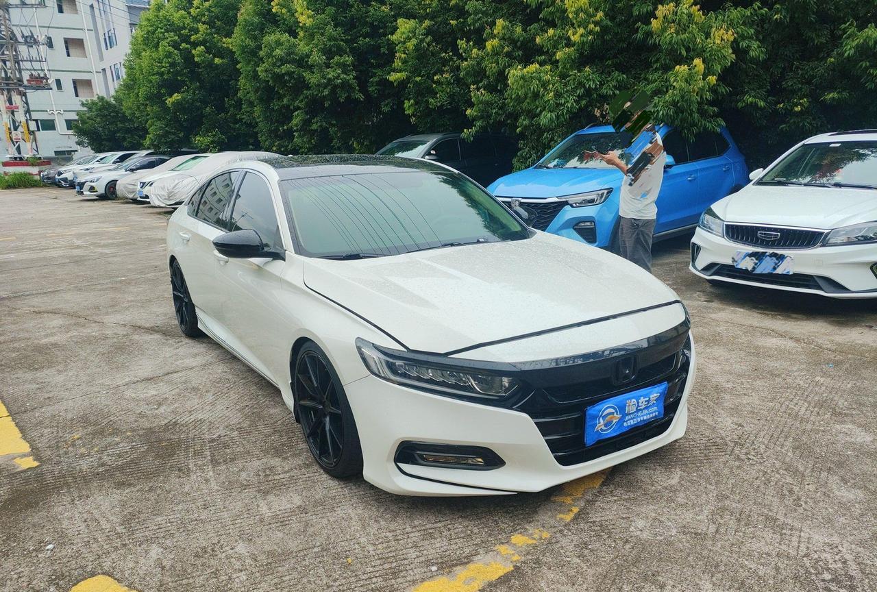 本田雅阁新车裸车11万，还花8万买六年前的二手雅阁？发动机还漏油了？前两天验了
