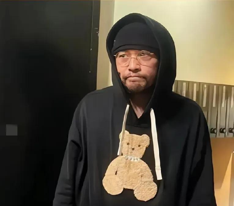 希望医学可以攻克这个病看到周杰伦在日本街头的样子，突然有点心酸！他被强直性脊柱