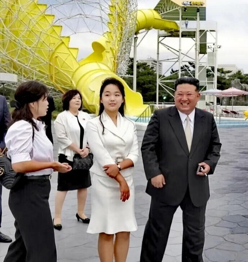 真是女大十八变啊，第一女儿也出落成亭亭玉立的大姑娘了。从镜头里能够清楚地看到，她