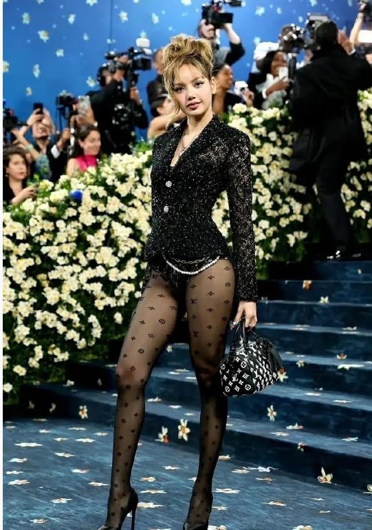 jennie、Lisa，她们团现在是这种风格了吗？不是清纯朝气的女团人设吗？