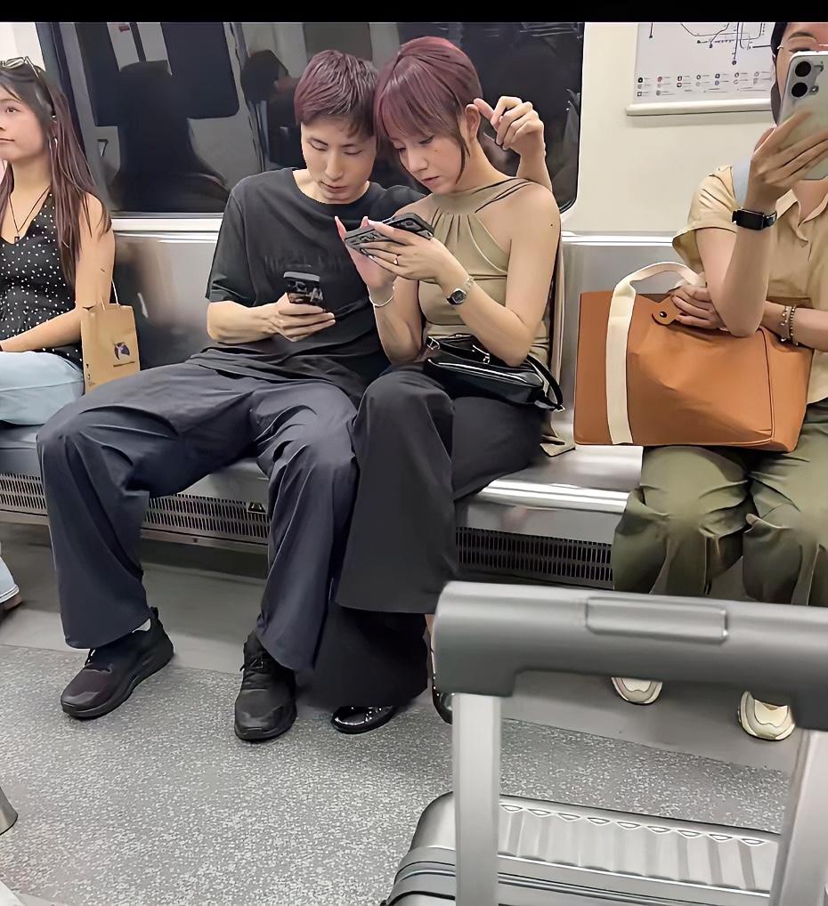 石宇奇在地铁上被拍到与女朋友的亲密举动，其实这样就是最正常不过的事情了，运动员在