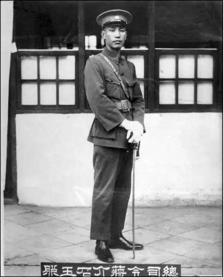 上一个边打仗边炒股的人，是蒋介石。根据黄埔军校学生、曾救过老蒋的陈赓回忆：