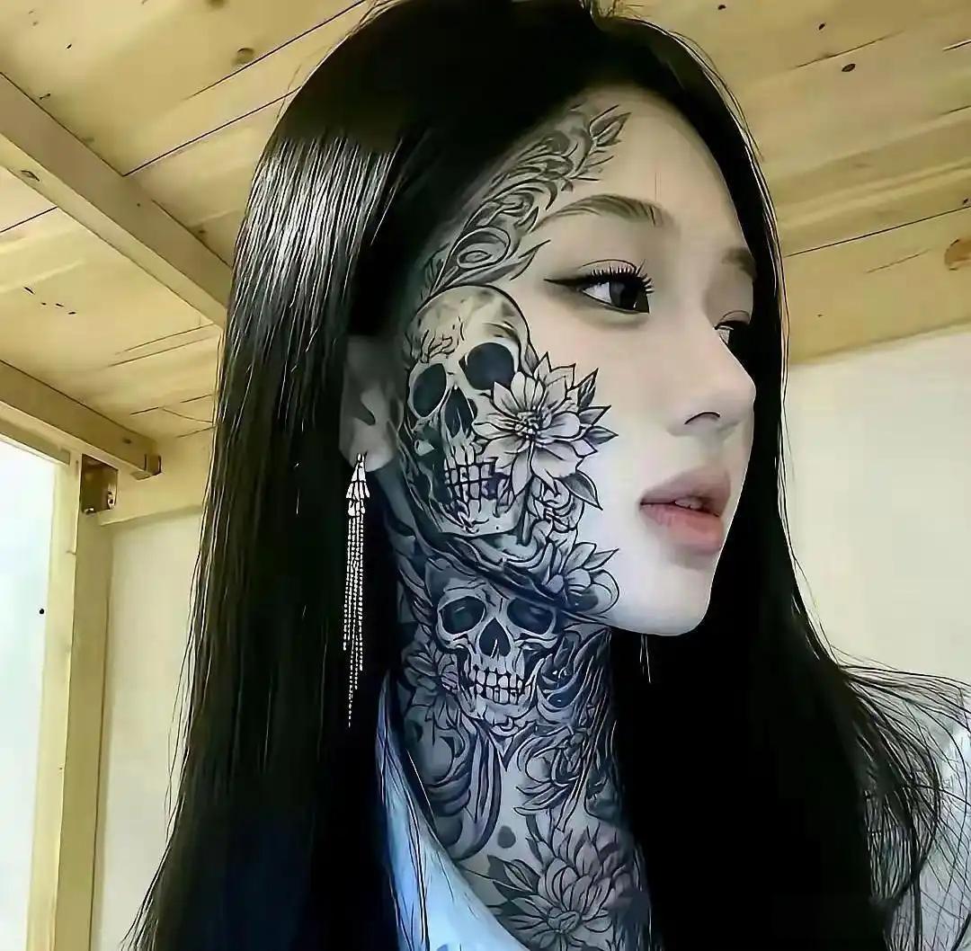 湖南有个95后纹身女孩叫小简，纹身女孩叫小简，最近上了热搜。她在短视频里没化妆，