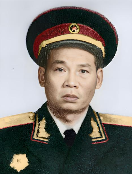 1937年，两个马家军骑兵拦住了一个失散的西路军战士，搜身后准备将他活埋，这时，