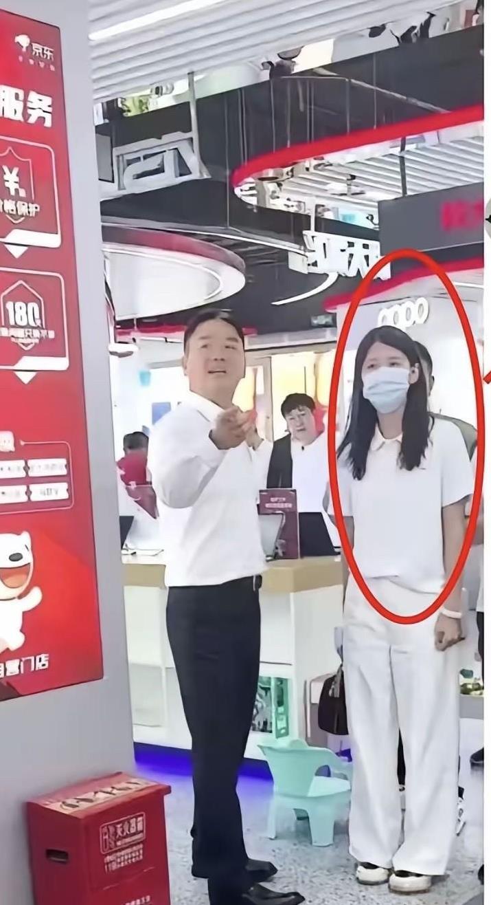 刘强东身边这位美女真实身份曝光！比奶茶妹还要牛！终于知道为什么刘强东要带着这位