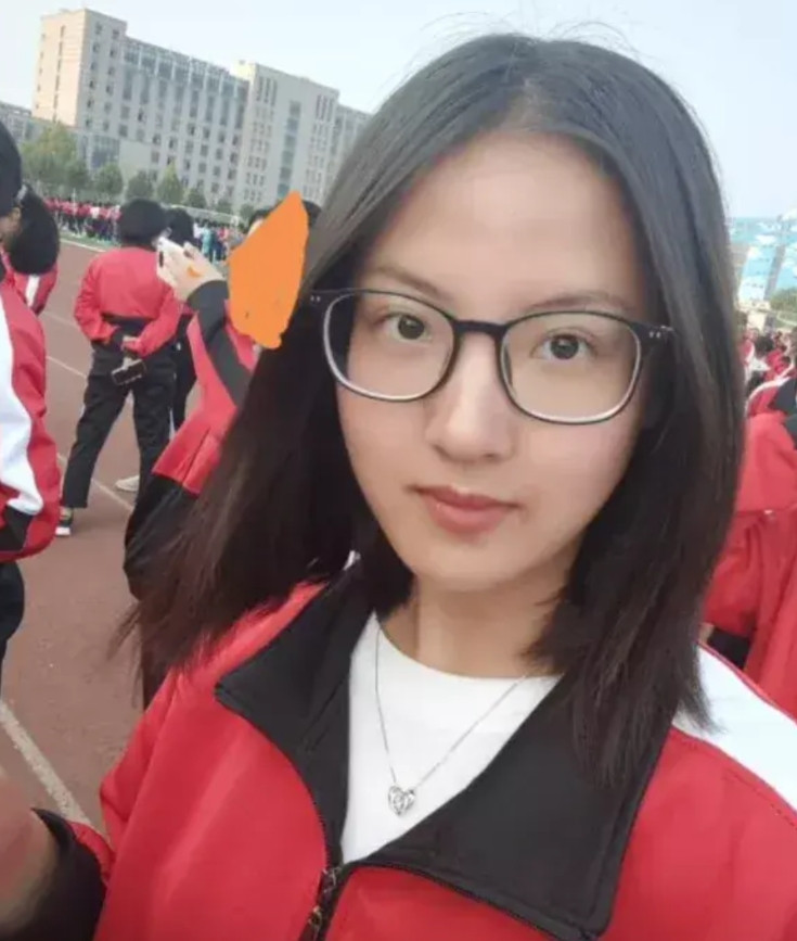 庞众望火了，但很多人却质疑他女朋友配不上他。有人怀疑庞众望女朋友整过容，说她