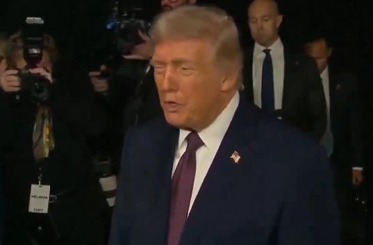 有记者当面问特朗普，怎么看待英国访华这件事，特朗普想都没想就直言，这两个国家正在