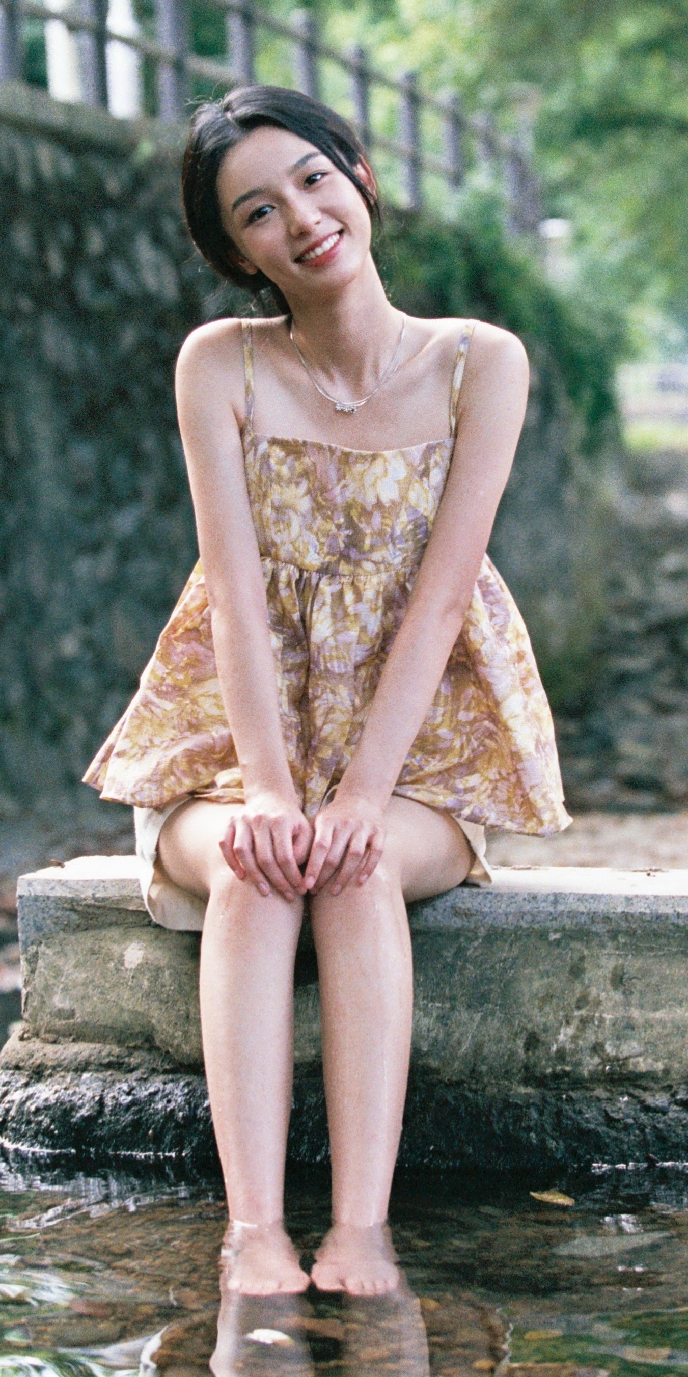 周也高清壁纸，冷脸内娱小姐姐光脚丫纯美妆造。周也