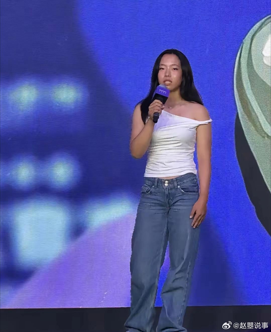 9月12日，刘国梁的闺女刘宇婕在外滩大会亮相，一袭白色露肩礼服，青春又挺拔，举手