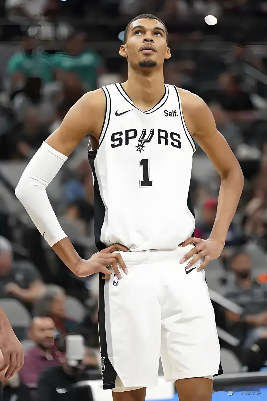 回顾前六场比赛，其实今天输球的问题一直都在罢了。第一场：文班血c但全队三分也