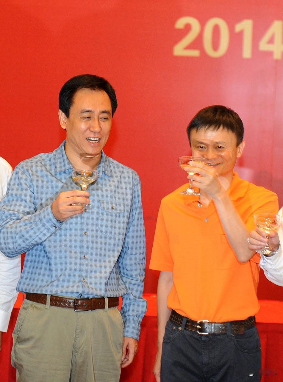 许家印一审被判无期徒刑尘埃落定。很多人翻出12年前，他和马云那场轰动全国的