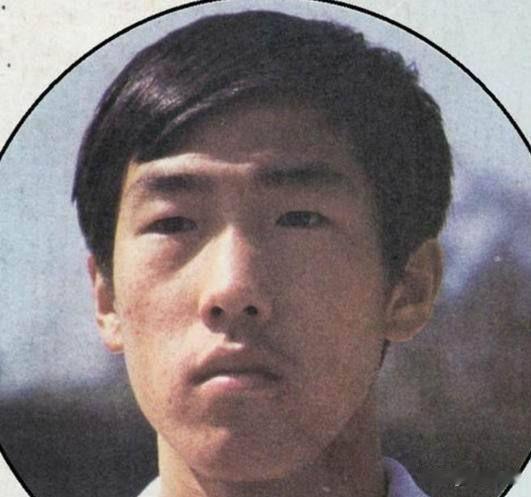 高洪波1966年出生在北京丰台桥梁厂的普通工人家庭，家里不算富裕，爸爸是铁路工人