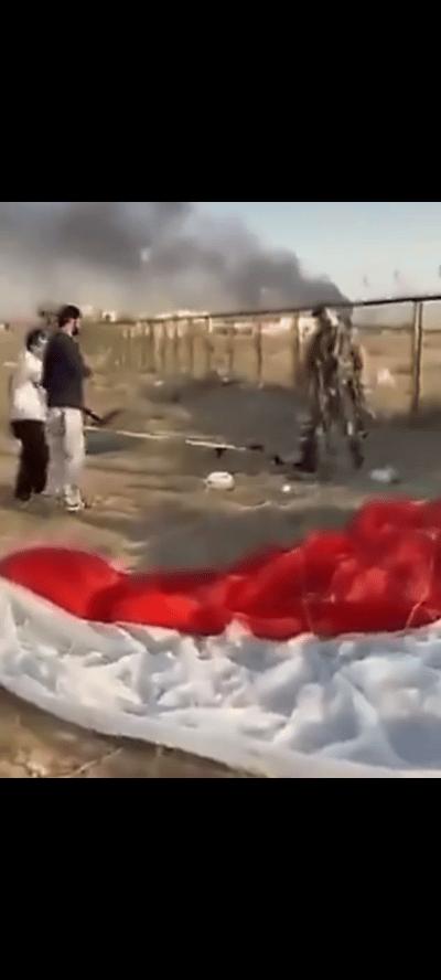 太讽刺！美军F-15飞行员天上横，落地被科威特老乡拿棍子逼跪，秒怂。美军飞行