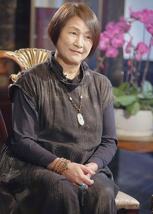 走投无路之际，方能读懂周星驰。郑佩佩刚刚结束婚姻，身负巨额债务，几个孩子等着养活