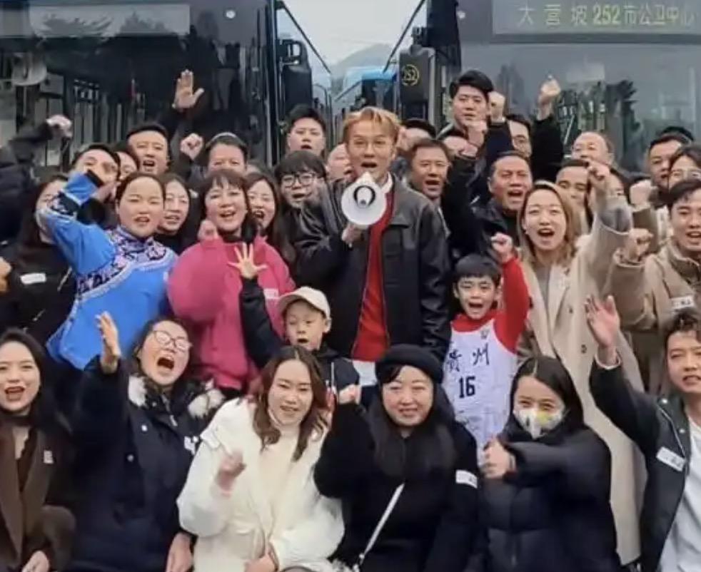 像是吴克群这样的，才是大家最应该追的明星！最近吴克群因为帮农民卖菜事件上了热搜