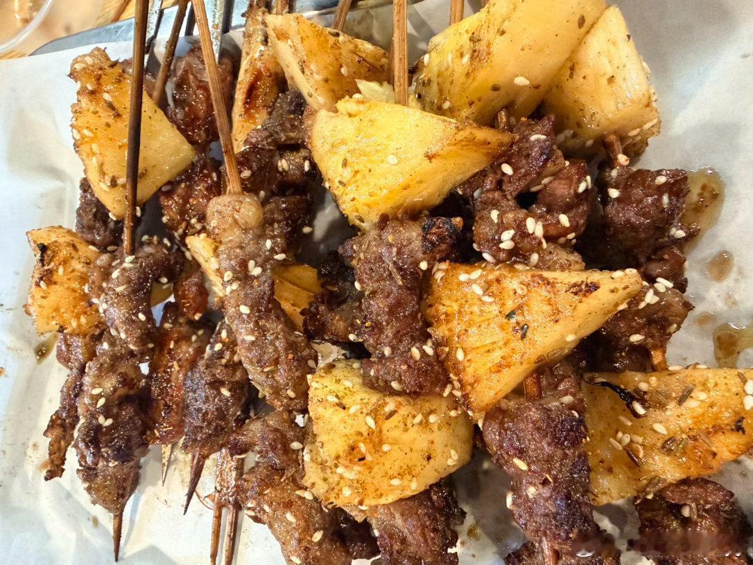 潮汕烧烤pk一下东北烧烤湿烤牛肉，烤肋条，烤三花趾，烤胸口油今天一定要吃到爽啊生