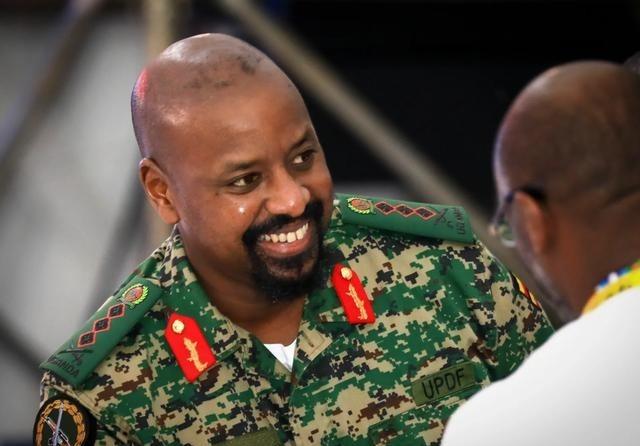 乌干达军方一号人物、总统亲儿子穆霍齐・卡内鲁加巴，在海外社交平台下达最后通牒，公