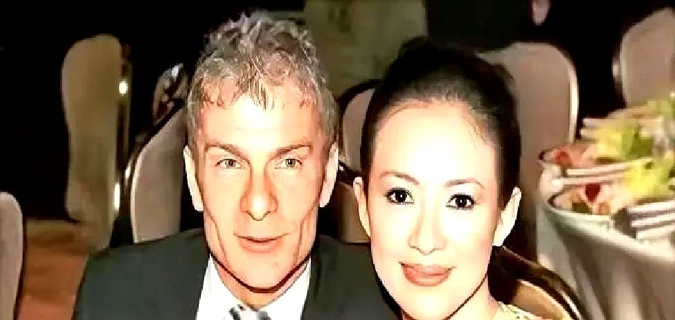 邓文迪发了张聚会大合影，Vivi默默站在了画面的最边缘。十几年前，他可是名利场的中心。那时候他顶着章