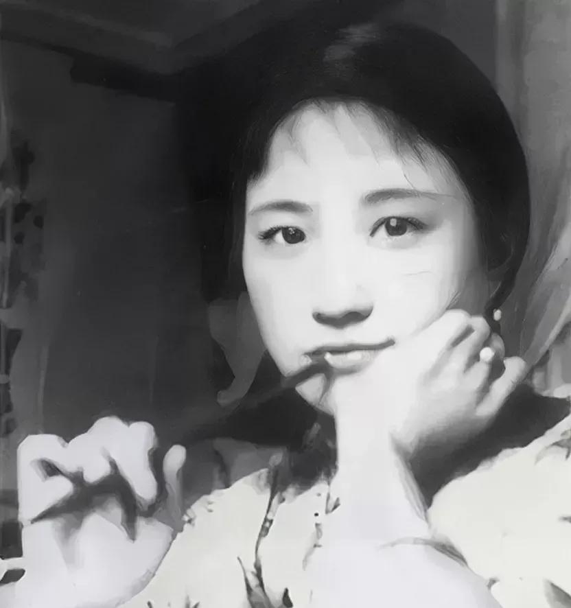 1947年，44岁的陆小曼被绑在床上，嘴里塞着布，被折磨得奄奄一息。谁能想到