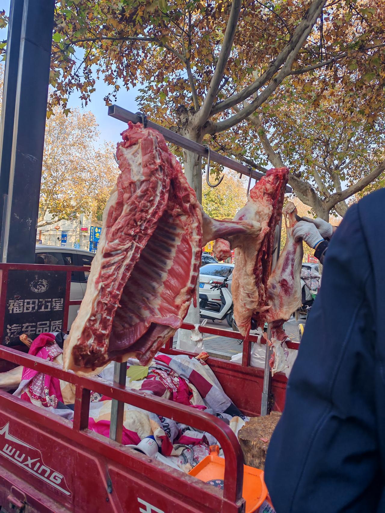 分享一下羊肉价格12月11日，坐标西安。今天我路过早集时，发现又多了一个羊肉摊