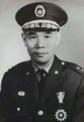 1947年，国军悍将钟松率1.3万精锐狂追西北野战军主力，靠着钻沙漠躲过埋伏，不