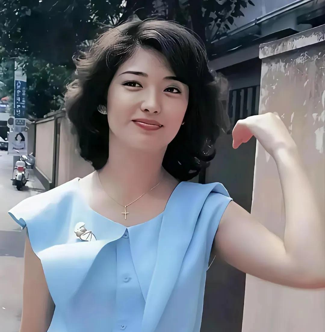 照片上这位皮肤白皙、长相清纯的美女，你还记得吗？她今年已经66岁了。想当